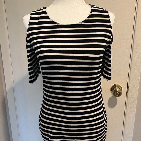 Vince Camuto black & white striped cold shoulder short sleeved top, Size small - Picture 1 of 5